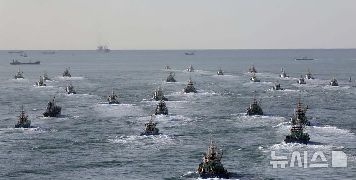  [부산=뉴시스] 하경민 기자 = 국내 고등어 어획량의 80% 이상을 차지하는 대형선망수협 소속 16개 선단의 어선들이 23일 오전 부산 서구 부산공동어시장에서 설 연휴 이후 첫 조업을 위해 일제히 출항하고 있다. 대형선망 1개 선단은 본선 1척과 등선 2척, 운반선 3척 등 총 6척으로 구성된다. 2026.02.23. yulnetphoto@newsis.com