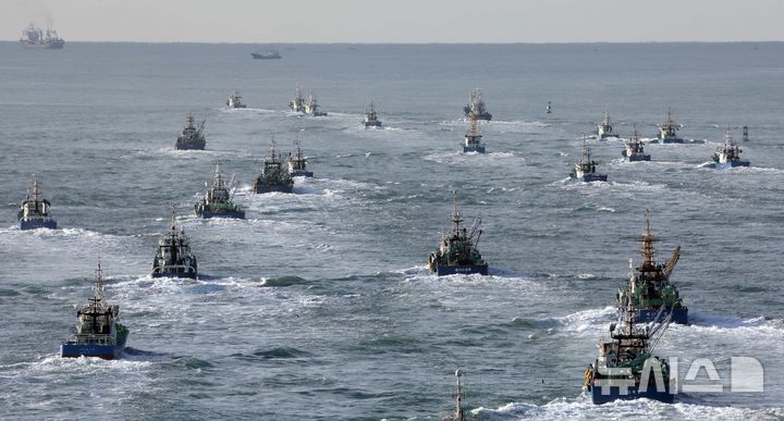  [부산=뉴시스] 하경민 기자 = 국내 고등어 어획량의 80% 이상을 차지하는 대형선망수협 소속 16개 선단의 어선들이 23일 오전 부산 서구 부산공동어시장에서 설 연휴 이후 첫 조업을 위해 일제히 출항하고 있다. 대형선망 1개 선단은 본선 1척과 등선 2척, 운반선 3척 등 총 6척으로 구성된다. 2026.02.23. yulnetphoto@newsis.com