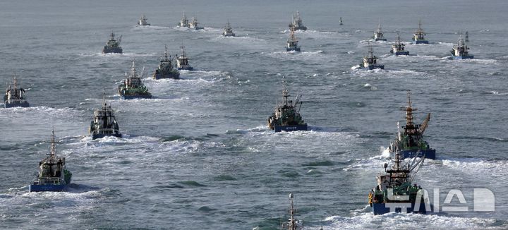  [부산=뉴시스] 하경민 기자 = 국내 고등어 어획량의 80% 이상을 차지하는 대형선망수협 소속 16개 선단의 어선들이 23일 오전 부산 서구 부산공동어시장에서 설 연휴 이후 첫 조업을 위해 일제히 출항하고 있다. 대형선망 1개 선단은 본선 1척과 등선 2척, 운반선 3척 등 총 6척으로 구성된다. 2026.02.23. yulnetphoto@newsis.com