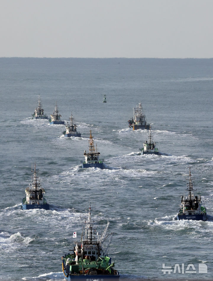  [부산=뉴시스] 하경민 기자 = 국내 고등어 어획량의 80% 이상을 차지하는 대형선망수협 소속 16개 선단의 어선들이 23일 오전 부산 서구 부산공동어시장에서 설 연휴 이후 첫 조업을 위해 일제히 출항하고 있다. 대형선망 1개 선단은 본선 1척과 등선 2척, 운반선 3척 등 총 6척으로 구성된다. 2026.02.23. yulnetphoto@newsis.com