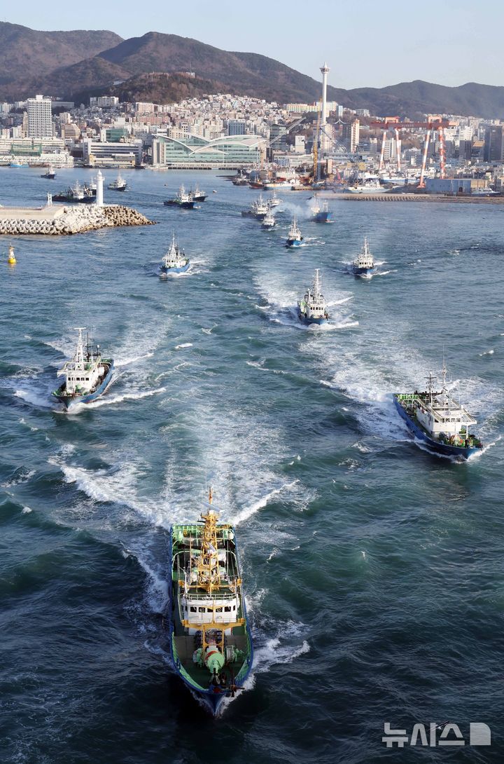  [부산=뉴시스] 하경민 기자 = 국내 고등어 어획량의 80% 이상을 차지하는 대형선망수협 소속 16개 선단의 어선들이 23일 오전 부산 서구 부산공동어시장에서 설 연휴 이후 첫 조업을 위해 일제히 출항하고 있다. 대형선망 1개 선단은 본선 1척과 등선 2척, 운반선 3척 등 총 6척으로 구성된다. 2026.02.23. yulnetphoto@newsis.com