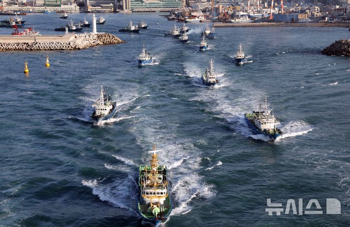  [부산=뉴시스] 하경민 기자 = 국내 고등어 어획량의 80% 이상을 차지하는 대형선망수협 소속 16개 선단의 어선들이 23일 오전 부산 서구 부산공동어시장에서 설 연휴 이후 첫 조업을 위해 일제히 출항하고 있다. 대형선망 1개 선단은 본선 1척과 등선 2척, 운반선 3척 등 총 6척으로 구성된다. 2026.02.23. yulnetphoto@newsis.com