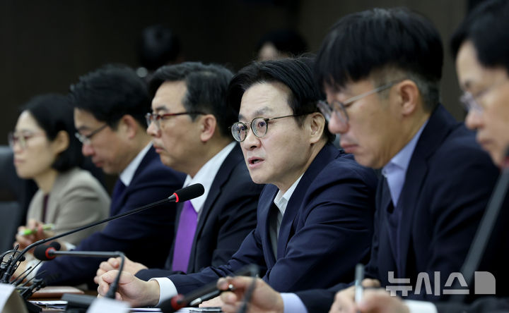 [서울=뉴시스] 김진아 기자 = 김정관 산업통상부 장관이 23일 서울 중구 대한상공회의소 한국산업기술기획평가원에서 열린 미국 대법원의 국제비상경제권한법(IEEPA) 관세 위법 판결 관련 민관합동 대책회의에서 발언하고 있다. 2026.02.23. bluesoda@newsis.com