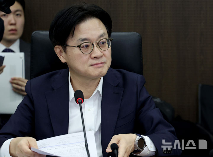 [서울=뉴시스] 산업통상부는 브라질 외교부와 23일 오후 서울 롯데호텔에서 '한·브라질 비즈니스 포럼'을 공동 주최했다고 밝혔다. 사진은 김 장관이 23일 서울 중구 대한상공회의소 한국산업기술기획평가원에서 열린 미국 대법원의 국제비상경제권한법(IEEPA) 관세 위법 판결 관련 민관합동 대책회의를 주재하고 있는 모습. 2026.02.23. bluesoda@newsis.com