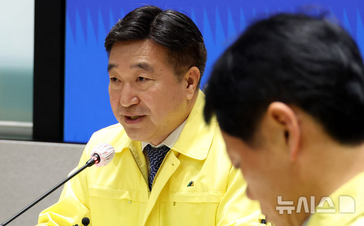 [서울=뉴시스] 추상철 기자 = 윤호중 행정안전부 장관. 2026.02.23. scchoo@newsis.com