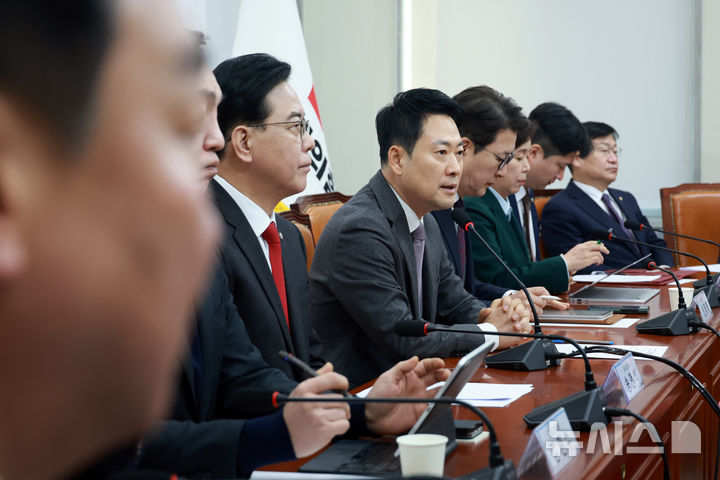 [서울=뉴시스] 고승민 기자 = 장동혁 국민의힘 대표가 23일 서울 여의도 국회에서 열린 최고위원회의에서 발언하고 있다. 2026.02.23. kkssmm99@newsis.com