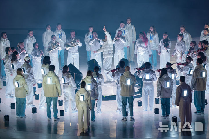 [베로나=뉴시스] 박주성 기자 = 22일(현지 시간) 이탈리아 베로나 아레나에서 열린 2026 밀라노·코르티나담페초 동계올림픽 폐회식에서 차기 동계 올림픽인 '프랑스 알프스 2030(French Alps 2030)'을 홍보하기 위해 토마 루셀 지휘자 겸 작곡가가 연합 공연단과 함께 공연을 펼치고 있다. (공동취재) 2026.02.23. photo@newsis.com