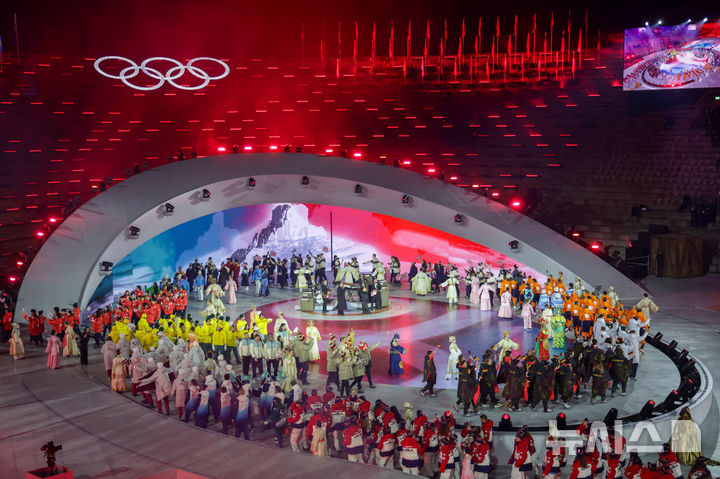 [베로나=뉴시스] 박주성 기자 = 22일(현지 시간) 이탈리아 베로나 아레나에서 열린 2026 밀라노·코르티나담페초 동계올림픽 폐회식에서 각국 선수단이 입장하고 있다. (공동취재) 2026.02.23. photo@newsis.com