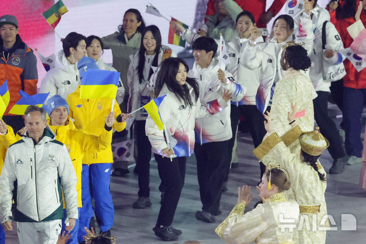 [베로나=뉴시스] 박주성 기자 = 22일(현지 시간) 이탈리아 베로나 아레나에서 열린 2026 밀라노·코르티나담페초 동계올림픽 폐회식에서 대한민국 대표단이 입장하면서 김길리가 춤을 추고 있다. (공동취재) 2026.02.23. photo@newsis.com