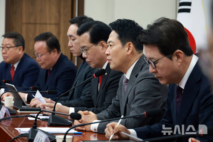 [서울=뉴시스] 고승민 기자 = 장동혁 국민의힘 대표가 23일 서울 여의도 국회에서 열린 최고위원회의에서 발언하고 있다. 2026.02.23. kkssmm99@newsis.com