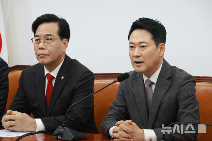 [서울=뉴시스] 고승민 기자 = 장동혁 국민의힘 대표가 23일 서울 여의도 국회에서 열린 최고위원회의에서 발언하고 있다. 2026.02.23. kkssmm99@newsis.com