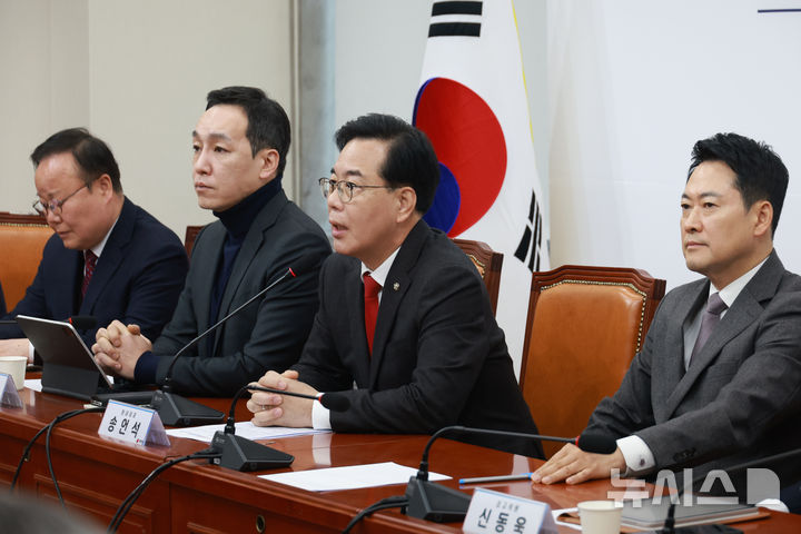 [서울=뉴시스] 고승민 기자 = 송언석 국민의힘 원내대표가 23일 서울 여의도 국회에서 열린 최고위원회의에서 발언하고 있다. 2026.02.23. kkssmm99@newsis.com