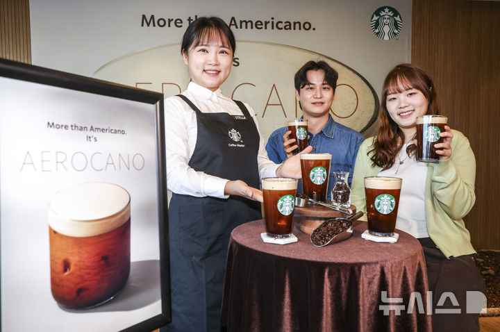 [서울=뉴시스] 정병혁 기자 = 23일 서울 용산구 스타벅스 아카데미 센터에서 열린 스타벅스 에어로카노 출시 사진행사에서 바리스타와 모델들이 에어로카노를 선보이고 있다. 2026.02.23. jhope@newsis.com
