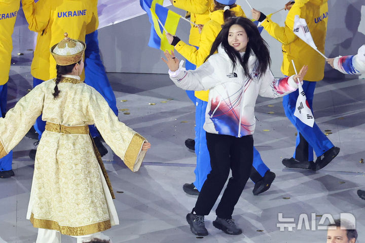 [베로나=뉴시스] 박주성 기자 = 22일(현지 시간) 이탈리아 베로나 아레나에서 열린 2026 밀라노·코르티나담페초 동계올림픽 폐회식에서 쇼트트랙 김길리가 춤을 추며 입장하고 있다. (공동취재) 2026.02.23. photo@newsis.com