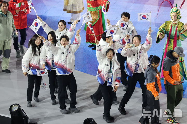 與 "'팀코리아' 동계올림픽 선전 축하…감동 서사 오래 기억될 것"