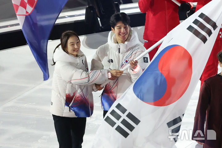 [베로나=뉴시스] 박주성 기자 = 22일(현지 시간) 이탈리아 베로나 아레나에서 열린 2026 밀라노·코르티나담페초 동계올림픽 폐회식에서 기수를 맡은 쇼트트랙 최민정과 황대헌이 태극기를 들고 입장하고 있다. (공동취재) 2026.02.23. photo@newsis.com