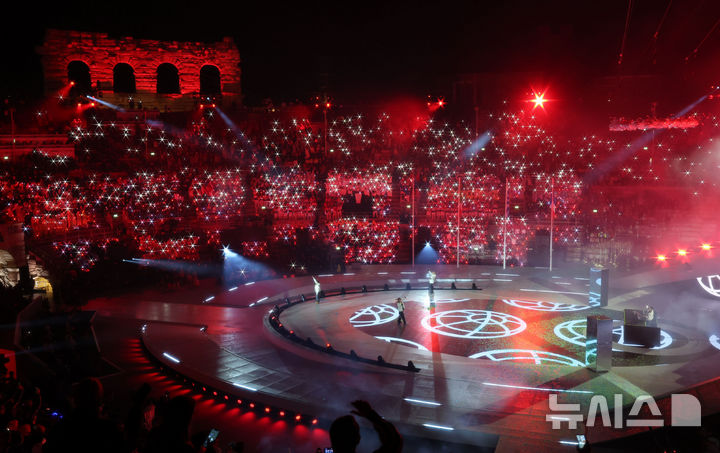 [베로나=뉴시스] 박주성 기자 = 22일(현지 시간) 이탈리아 베로나 아레나에서 열린 2026 밀라노·코르티나담페초 동계올림픽 폐회식에서 공연이 펼쳐지고 있다. (공동취재) 2026.02.23. photo@newsis.com