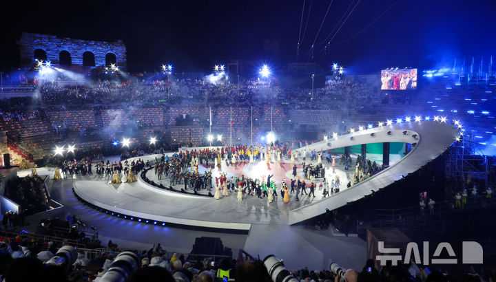 [베로나=뉴시스] 박주성 기자 = 22일(현지 시간) 이탈리아 베로나 아레나에서 열린 2026 밀라노·코르티나담페초 동계올림픽 폐회식에서 공연이 펼쳐지고 있다. (공동취재) 2026.02.23. photo@newsis.com