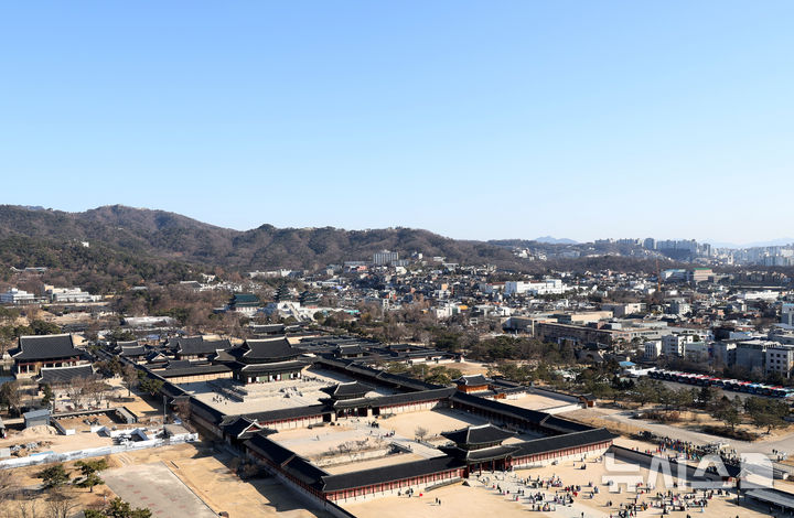 [서울=뉴시스] 추상철 기자 = 맑고 청명한 날씨를 보인 23일 오전 서울 종로구 경복궁 위로 파란하늘이 보이고 있다. 2026.02.23. scchoo@newsis.com