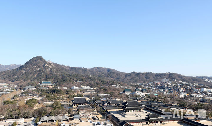 [서울=뉴시스] 추상철 기자 = 맑고 청명한 날씨를 보인 23일 오전 서울 종로구 경복궁 위로 파란하늘이 보이고 있다. 2026.02.23. scchoo@newsis.com