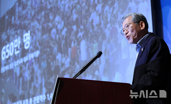 [서울=뉴시스] 조성우 기자 = 유홍준 국립중앙박물관장이 23일 오전 서울 중구 프레스센터에서 열린 관훈포럼에서 국립중앙박물관 관련 기조발표를 하고 있다. 2026.02.23. xconfind@newsis.com