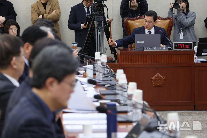 [서울=뉴시스] 김금보 기자 = 신정훈 국회 행정안전위원회 위원장이 23일 오전 서울 여의도 국회에서 열린 전체회의에서 의사봉을 두드리고 있다. 2026.02.23. kgb@newsis.com