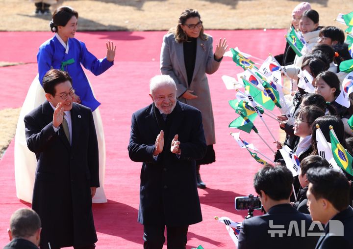 [서울=뉴시스] 최동준 기자 = 이재명 대통령과 브라질 루이스 이나시우 룰라 다 시우바 대통령이 23일 청와대에서 열린 공식 환영식에서 어린이들과 인사하고 있다. 2026.02.23. photocdj@newsis.com