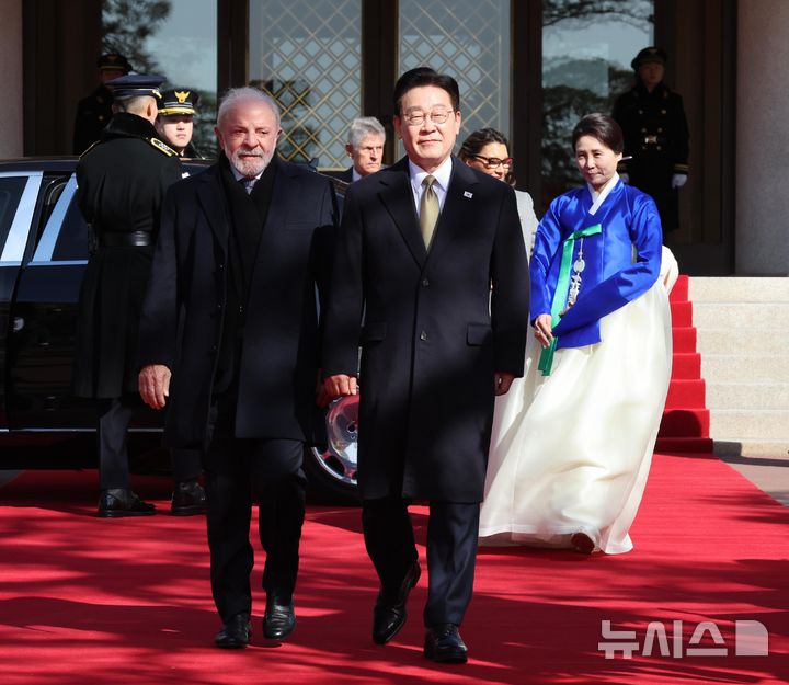 [서울=뉴시스] 최동준 기자 = 이재명 대통령과 김혜경 여사가 23일 청와대에서 국빈 방한한 브라질 루이스 이나시우 룰라 다 시우바 대통령, 부인 잔자 룰라 다 시우바 여사를 영접하고 있다. 2026.02.23. photocdj@newsis.com