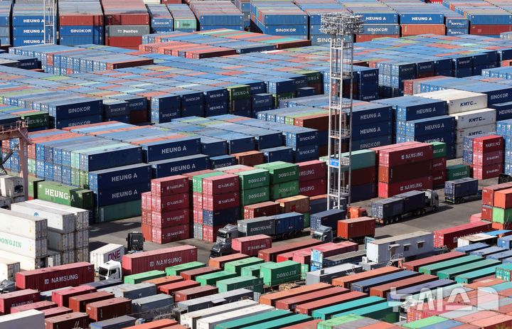  [부산=뉴시스] 하경민 기자 = 부산 남구 신선대 부두 야적장에 수출입 컨테이너가 쌓여 있다. 2026.02.23. yulnetphoto@newsis.com