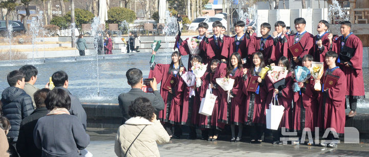 [전주=뉴시스] 김얼 기자 = 전북대학교 2025학년도 전기 학위수여식 날인 23일 전북 전주시 전북대학교 문회루에서 졸업생들이 기념촬영을 하고 있다. 2026.02.23. pmkeul@newsis.com