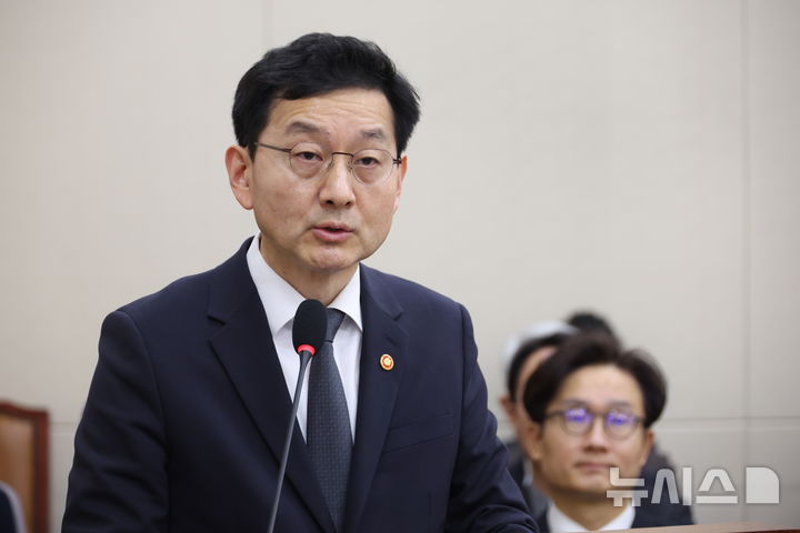 [서울=뉴시스] 조성봉 기자 = 윤창렬 국무조정실장이 23일 오전 서울 여의도 국회에서 열린 정무위원회 전체회의에서 업무보고를 하고 있다. 2026.02.23. suncho21@newsis.com