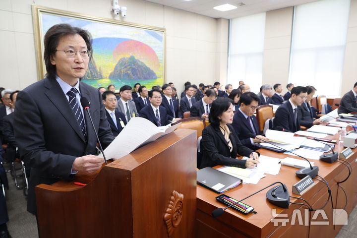 [서울=뉴시스] 조성봉 기자 = 주병기 공정거래위원장이 23일 오전 서울 여의도 국회에서 열린 정무위원회 전체회의에서 업무보고를 하고 있다. 2026.02.23. suncho21@newsis.com