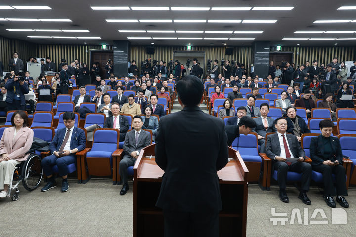 [서울=뉴시스] 고승민 기자 = 송언석 국민의힘 원내대표가 23일 서울 여의도 국회에서 열린 의원총회에서 발언하고 있다. 2026.02.23. kkssmm99@newsis.com