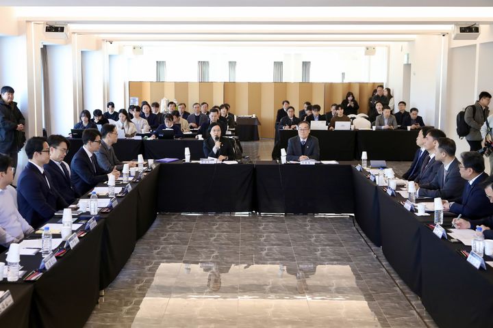 [서울=뉴시스] 한성숙 중소벤처기업부 장관이 23일 서울 용산구 피스앤파크컨벤션에서 열린 '방산 스타트업 육성 업무협약식'에서 인사말을 하고 있다. (사진=중소벤처기업부 제공) 2026.02.23. photo@newsis.com *재판매 및 DB 금지