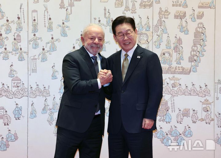 [서울=뉴시스] 최동준 기자 = 이재명 대통령과 브라질 루이스 이나시우 룰라 다 시우바 대통령이 23일 청와대에서 정상회담에 앞서 기념촬영을 하고 있다. 2026.02.23. photocdj@newsis.com