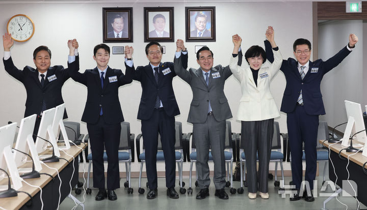 [서울=뉴시스] 권창회 기자 = 23일 오전 서울 영등포구 더불어민주당 당사에서 열린 중앙당공천관리위원회 2차 회의 및 광역단체장 후보자 면접에서 서울시장 후보들이 손을 맞잡고 기념촬영을 하고 있다.왼쪽부터 김영배 의원, 김형남 전 군인권센터 사무국장, 박주민·박홍근·전현희 의원, 정원오 성동구청장. 2026.02.23. kch0523@newsis.com