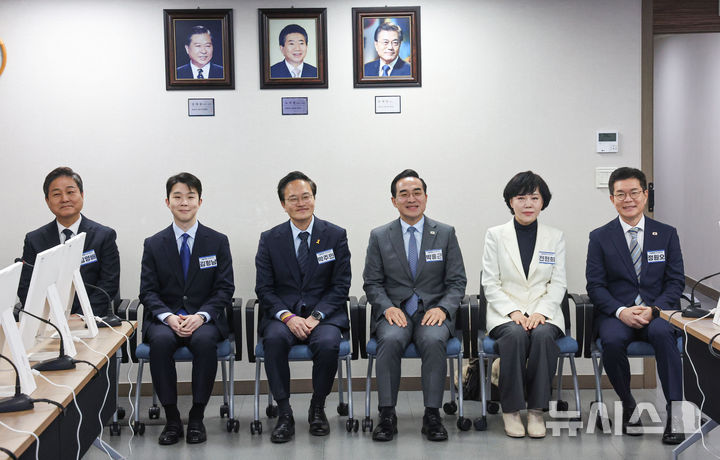 [서울=뉴시스] 권창회 기자 = 23일 오전 서울 영등포구 더불어민주당 당사에서 열린 중앙당공천관리위원회 2차 회의 및 광역단체장 후보자 면접에서 서울시장 후보들이 자리하고 있다.왼쪽부터 김영배 의원, 김형남 전 군인권센터 사무국장, 박주민·박홍근·전현희 의원, 정원오 성동구청장. 2026.02.23. kch0523@newsis.com