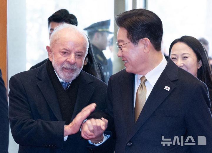 [서울=뉴시스] 최동준 기자 = 이재명 대통령과 브라질 루이스 이나시우 룰라 다 시우바 대통령이 23일 청와대에서 공식환영식을 마친 뒤 이동하고 있다. 2026.02.23. photocdj@newsis.com