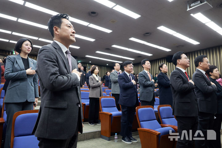 [서울=뉴시스] 고승민 기자 = 국민의힘 장동혁 대표와 송언석 원내대표 등 의원들이 23일 서울 여의도 국회에서 열린 의원총회에서 국민의례를 하고 있다. 2026.02.23. kkssmm99@newsis.com