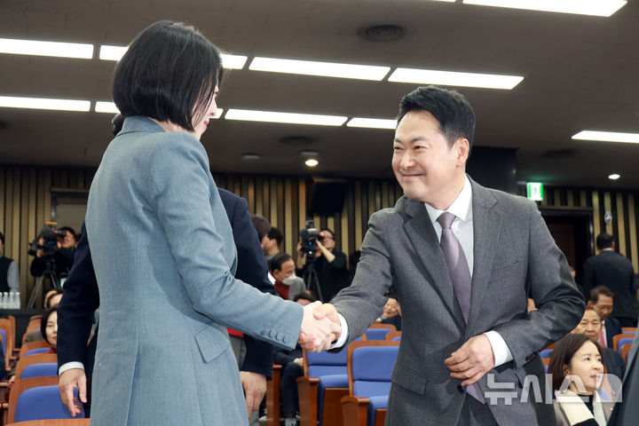 [서울=뉴시스] 고승민 기자 = 국민의힘 장동혁 대표와 배현진 의원이 23일 서울 여의도 국회에서 열린 의원총회에서 악수하고 있다. 2026.02.23. kkssmm99@newsis.com