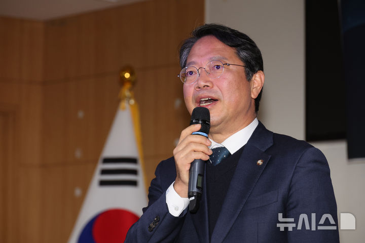 [서울=뉴시스] 김금보 기자 = 김승원 이재명 대통령 사건 공소취소와 국정조사 추진을 위한 의원모임 공동대표가 23일 오전 서울 여의도 국회 의원회관에서 열린 모임 출범식 및 결의대회에서 인사말을 하고 있다. 2026.02.23. kgb@newsis.com