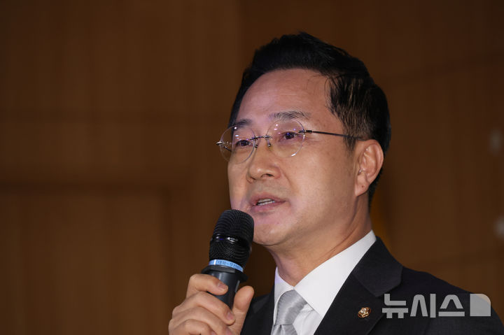 [서울=뉴시스] 김금보 기자 = 박성준 이재명 대통령 사건 공소취소와 국정조사 추진을 위한 의원모임 상임대표가 23일 오전 서울 여의도 국회 의원회관에서 열린 모임 출범식 및 결의대회에서 인사말을 하고 있다. 2026.02.23. kgb@newsis.com