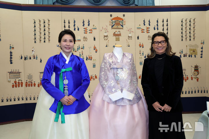 [서울=뉴시스] 최동준 기자 = 김혜경 여사가 23일 청와대에서 루이스 이나시우 룰라 다시우바 브라질 대통령 부인 잔자 룰라 다 시우바 여사에게 한복을 선물한 뒤 기념촬영 하고 있다. 2026.02.23. photocdj@newsis.com
