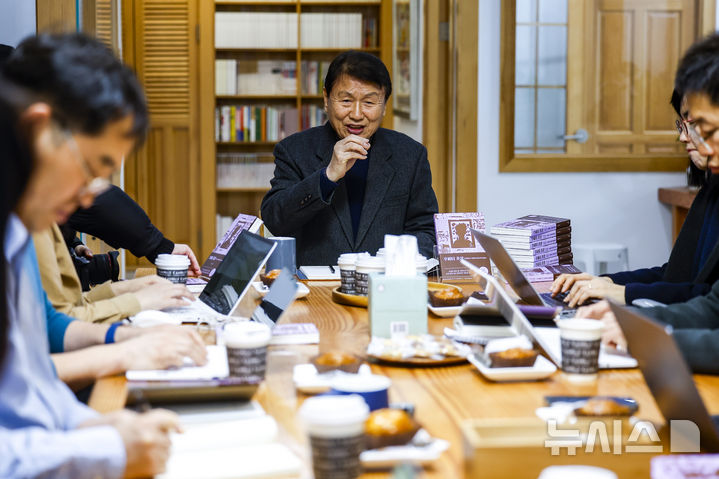 [서울=뉴시스] 정병혁 기자 = 권영민 서울대학교 명예교수가 23일 서울 종로구 만해사상실천선양회에서 열린 신간 '주피터 초상' 출간 간담회에서 발언하고 있다. 2026.02.23. jhope@newsis.com