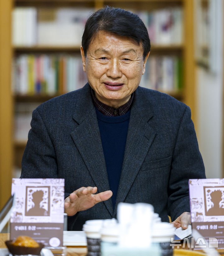 [서울=뉴시스] 정병혁 기자 = 권영민 서울대학교 명예교수가 23일 서울 종로구 만해사상실천선양회에서 열린 신간 '주피터 초상' 출간 간담회에서 발언하고 있다. 2026.02.23. jhope@newsis.com