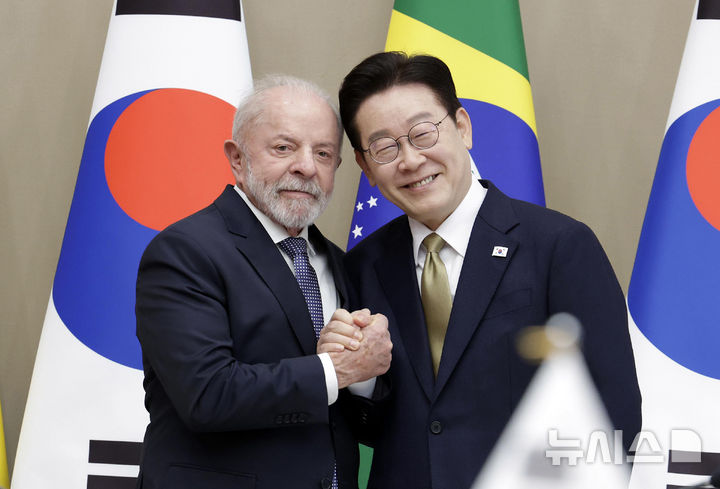 [서울=뉴시스] 최동준 기자 = 이재명 대통령과 브라질 루이스 이나시우 룰라 다 시우바 대통령이 23일 청와대에서 한-브라질 확대 정상회담 기념촬영을 하고 있다. 2026.02.23. photocdj@newsis.com