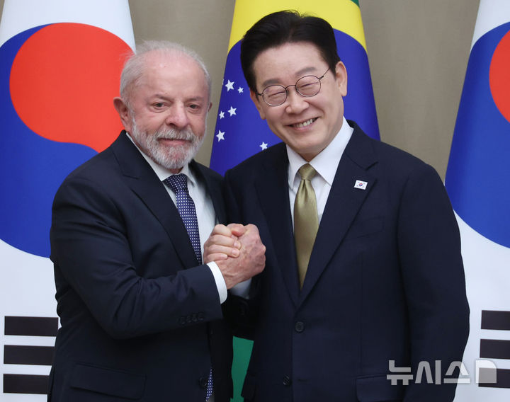 [서울=뉴시스] 최동준 기자 = 이재명 대통령과 브라질 루이스 이나시우 룰라 다 시우바 대통령이 지난 23일 청와대에서 한-브라질 확대 정상회담 기념촬영을 하고 있다. 2026.02.24. photocdj@newsis.com