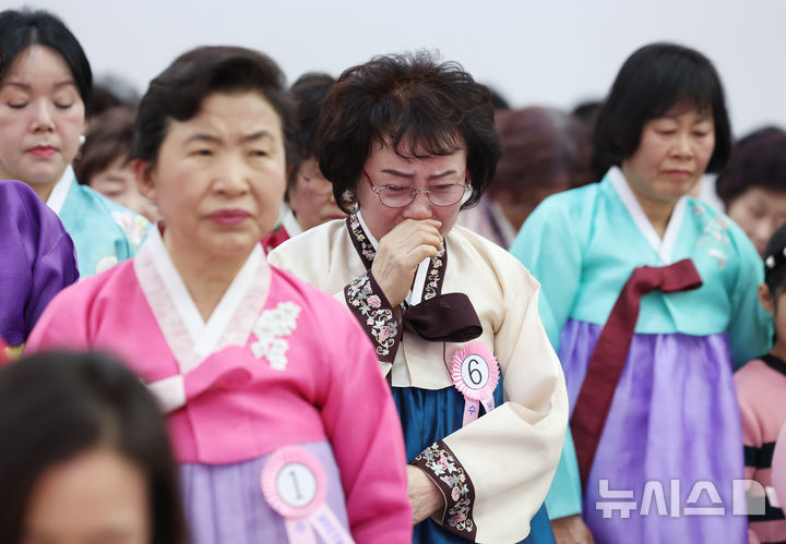 [서울=뉴시스] 김진아 기자 = 23일 서울 마포구 신촌감리교회에서 열린 일성여자중학교 졸업식에서 졸업생들이 눈물을 흘리고 있다. 2026.02.23. bluesoda@newsis.com