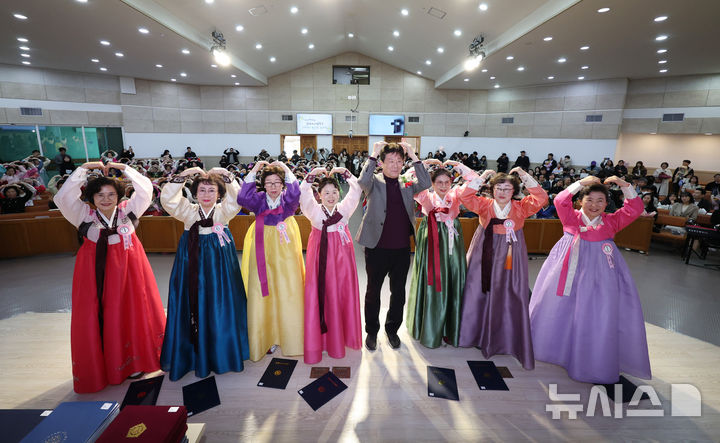 [서울=뉴시스] 김진아 기자 = 23일 서울 마포구 신촌감리교회에서 열린 일성여자중학교 졸업식에서 졸업생들이 기념촬영을 하고 있다. 2026.02.23. bluesoda@newsis.com