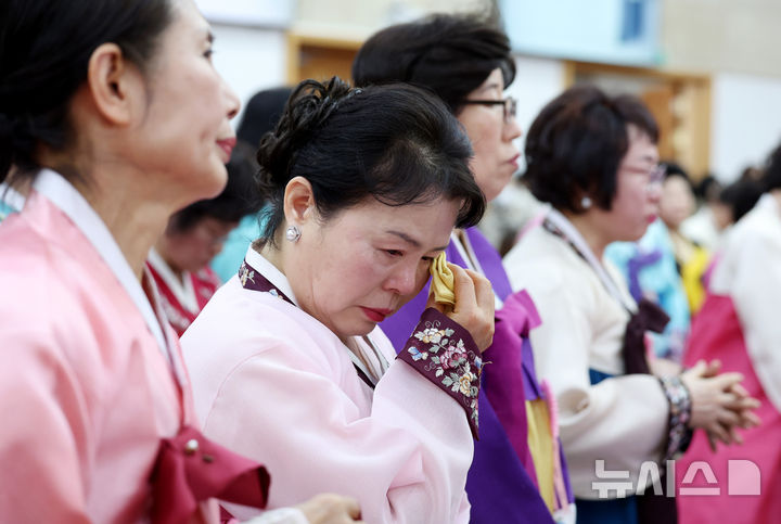 [서울=뉴시스] 김진아 기자 = 23일 서울 마포구 신촌감리교회에서 열린 일성여자중학교 졸업식에서 졸업생들이 눈물을 흘리고 있다. 2026.02.23. bluesoda@newsis.com